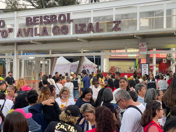 Fans de Chayanne abarrotan el estadio Beto Ávila para el concierto en Boca del Río