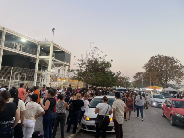 Fans de Chayanne abarrotan el estadio Beto Ávila para el concierto en Boca del Río