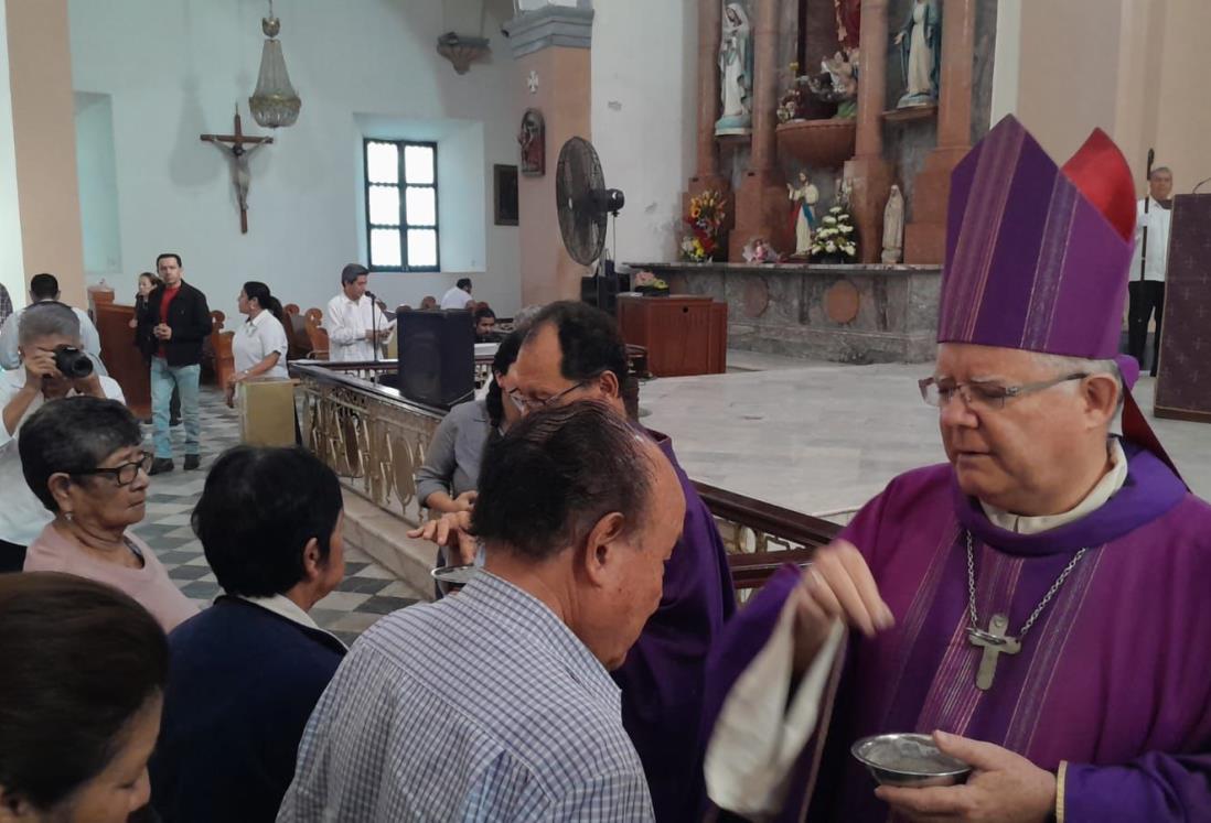 Feligreses asisten a la Catedral de Veracruz por el tradicional Miércoles de Ceniza