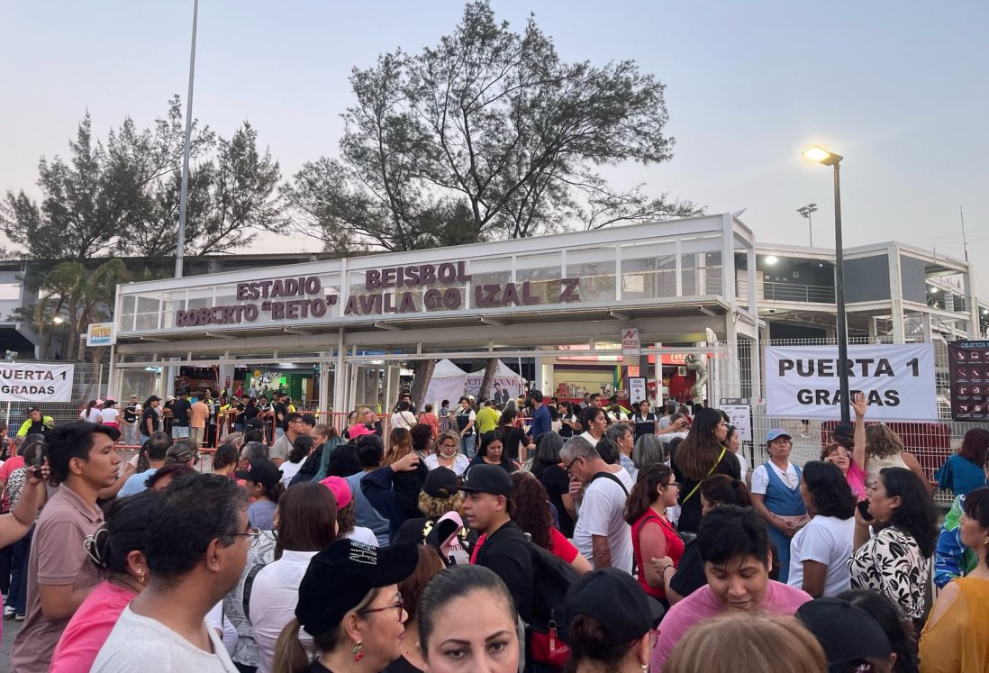 Fans de Chayanne abarrotan el estadio Beto Ávila para el concierto en Boca del Río