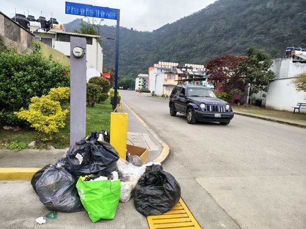 En Río Blanco, malos olores, montañas de desechos y ningún camión de basura