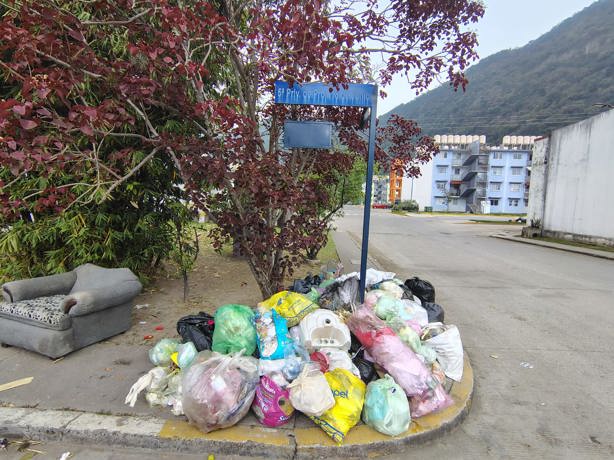 En Río Blanco, malos olores, montañas de desechos y ningún camión de basura