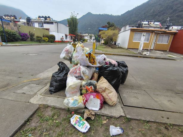 En Río Blanco, malos olores, montañas de desechos y ningún camión de basura