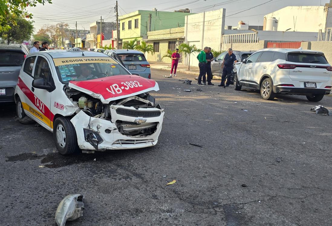 Taxista provoca carambola en la colonia Zaragoza, en Veracruz