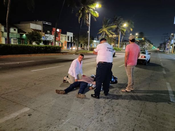 Motociclista en Veracruz se enreda con cable y termina en el suelo