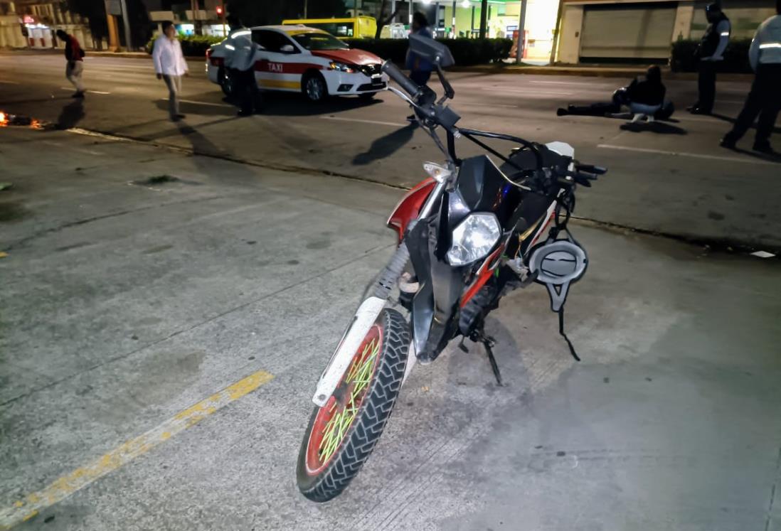 Motociclista en Veracruz se enreda con cable y termina en el suelo