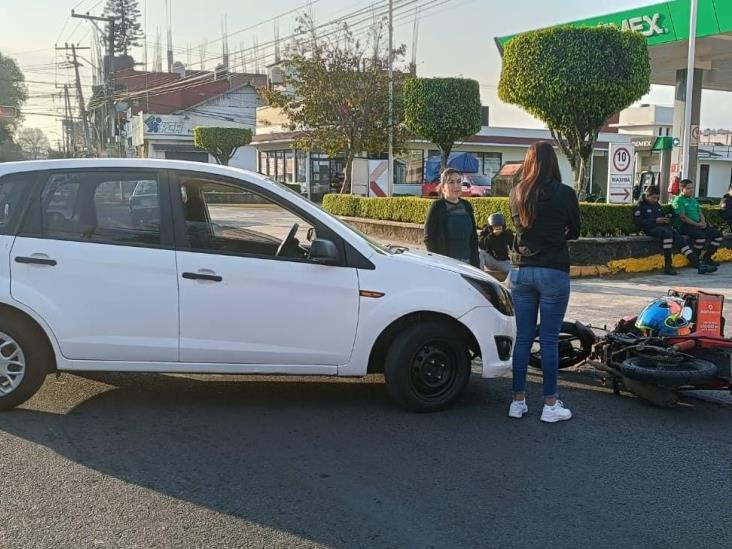 Choque en cruce peligroso en Xalapa; motociclista arrollado por auto