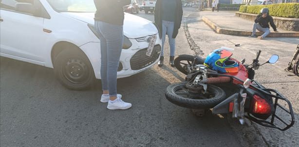 Choque en cruce peligroso en Xalapa; motociclista arrollado por auto