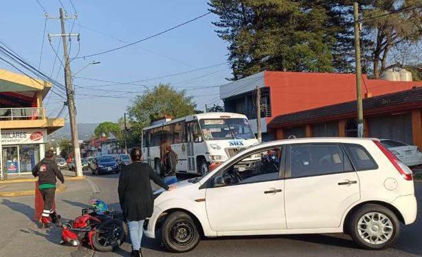 Choque en cruce peligroso en Xalapa; motociclista arrollado por auto