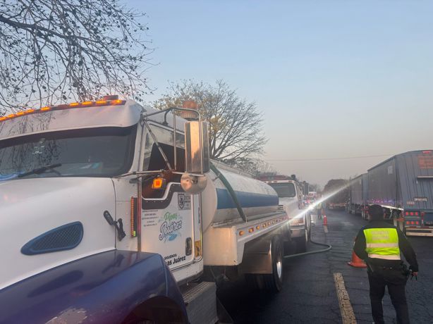 Vuelca pipa cargada con más de 30 mil litros de melaza sobre la carretera Córdoba-La Tinaja