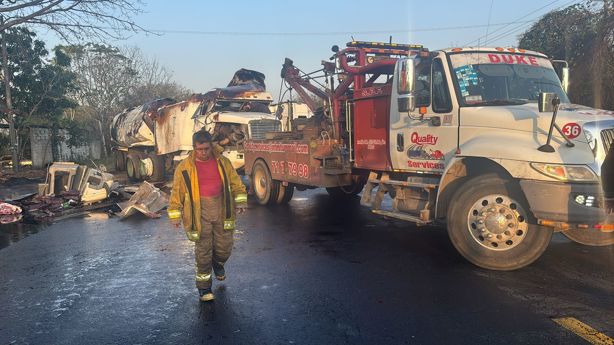 Vuelca pipa cargada con más de 30 mil litros de melaza sobre la carretera Córdoba-La Tinaja