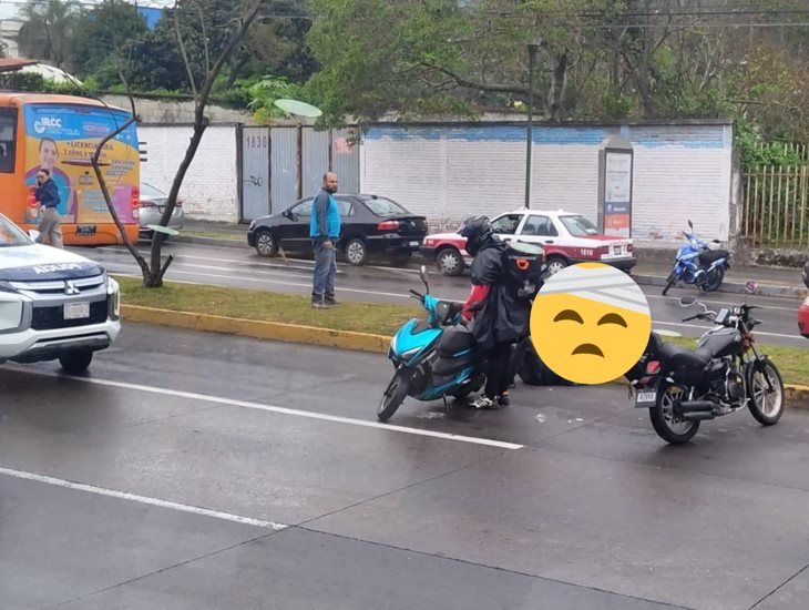 Derrapa joven motociclista en Orizaba y resulta herido