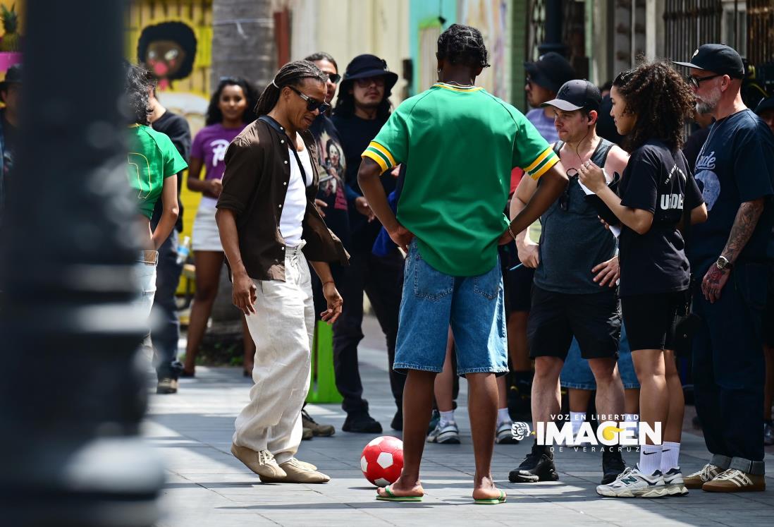 Captan en VIDEO a Edgar Davids tocando el balón en el Barrio de La Huaca, en Veracruz