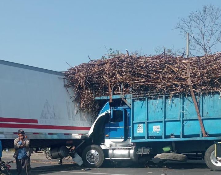 Choque entre camión cañero y tráiler en la carretera Nautla-Cardel deja cuantiosos daños