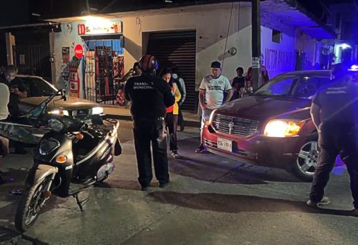 Mujer lesionada en accidente entre camioneta y motocicleta en Tlapacoyan