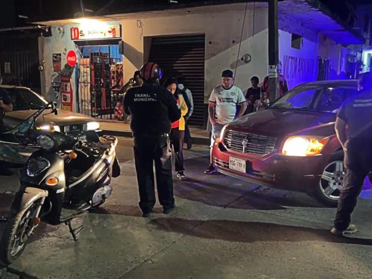 Mujer lesionada en accidente entre camioneta y motocicleta en Tlapacoyan