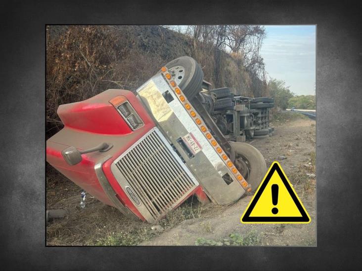 Tráiler queda volcado a un lado de la autopista Veracruz-Córdoba