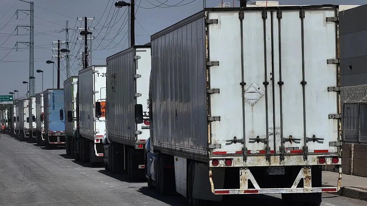 Reportan 200 mil tráileres de carga detenidos en frontera norte por el tema de aranceles