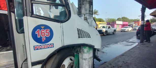 Camión choca contra poste en Veracruz y deja a 10 pasajeros lesionados