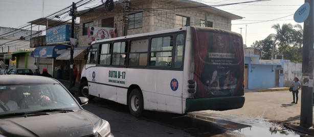 Camión choca contra poste en Veracruz y deja a 10 pasajeros lesionados