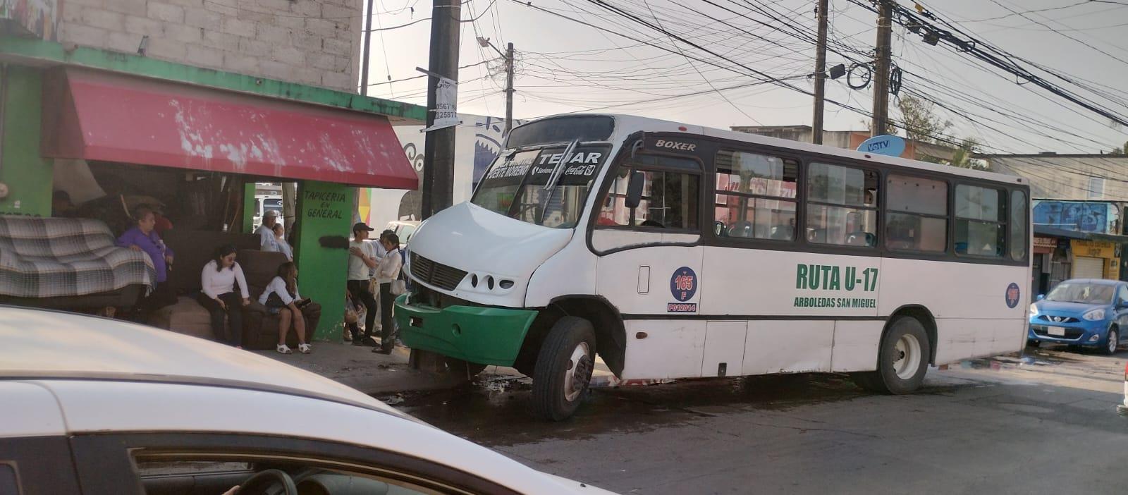 Camión choca contra poste en Veracruz y deja a 10 pasajeros lesionados