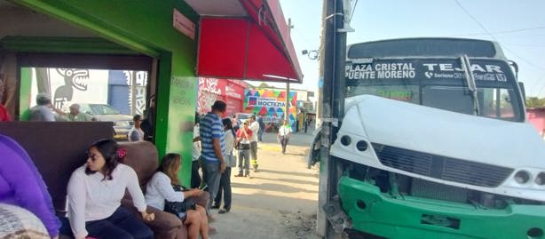 Camión choca contra poste en Veracruz y deja a 10 pasajeros lesionados