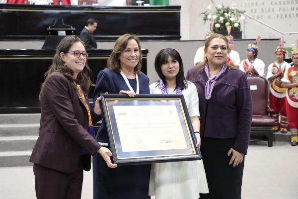 Ángela Olazarán recibió el Premio Estatal a la Mujer 2025