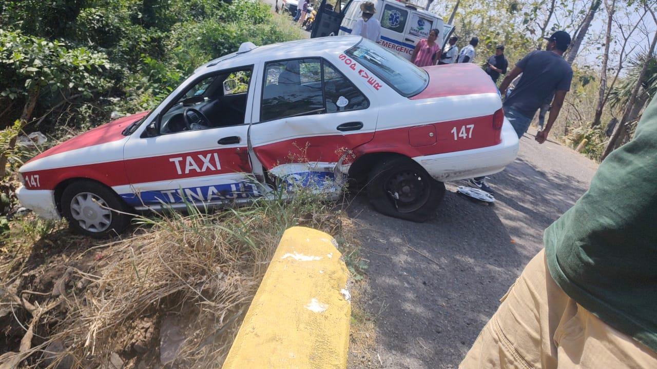 Aparatosa carambola entre particulares y un taxi en Tinajitas, Actopan