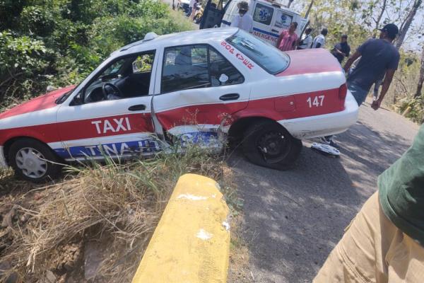 Aparatosa carambola entre particulares y un taxi en Tinajitas, Actopan
