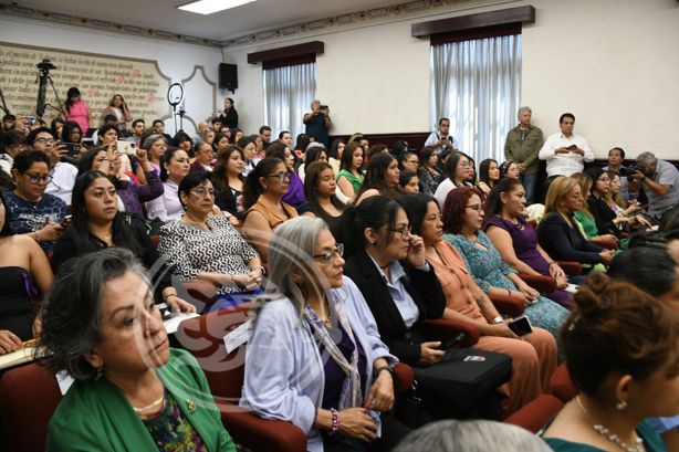 En Xalapa, entregan medalla María Teresa de Medina y Miranda a Wendy López