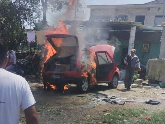 ¡Quedó en cenizas! Arde vehículo dentro de un taller, en Fortín