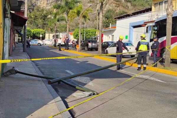 ¡Se vino abajo! Cae lámpara de alumbrado público en Orizaba, ¿hubo daños?