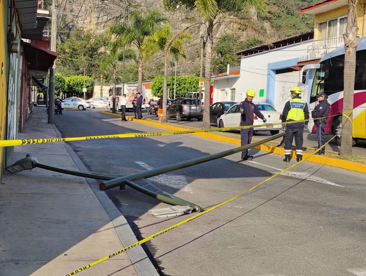 ¡Se vino abajo! Cae lámpara de alumbrado público en Orizaba, ¿hubo daños?