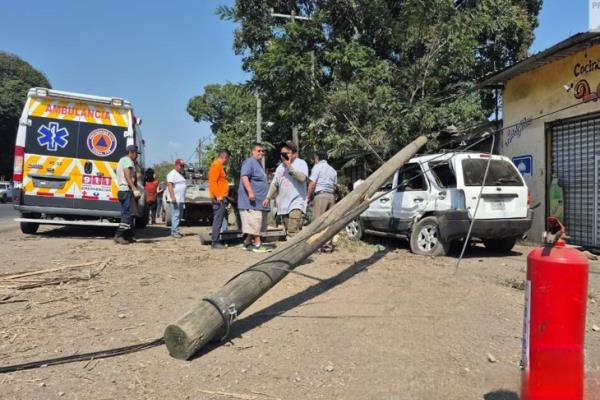 Por ir corriendo, camioneta derriba un poste en la carretera Córdoba-Veracruz
