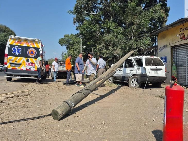 Por ir corriendo, camioneta derriba un poste en la carretera Córdoba-Veracruz