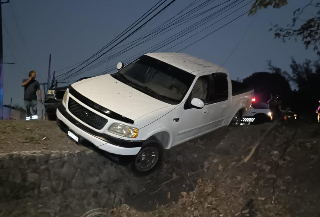 Conductor de camioneta termina en canal de desagüe sobre la carretera Veracruz – Xalapa