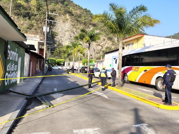 ¡Se vino abajo! Cae lámpara de alumbrado público en Orizaba, ¿hubo daños?