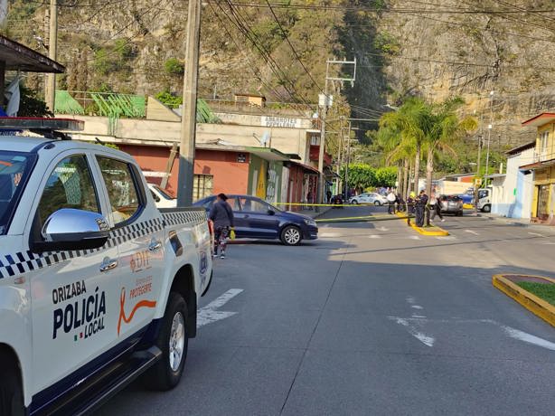 ¡Se vino abajo! Cae lámpara de alumbrado público en Orizaba, ¿hubo daños?