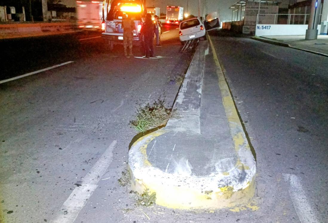 Automóvil choca contra el barandal del puente Las Amapolas en el puerto de Veracruz 