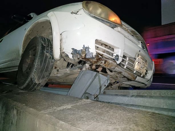 Automóvil choca contra el barandal del puente Las Amapolas en el puerto de Veracruz 