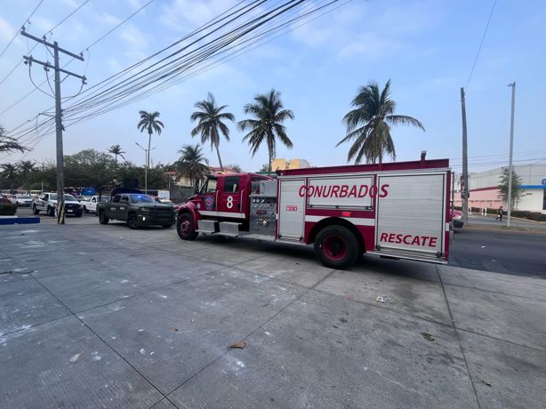 Bomberos combaten incendio en colonia Vista Alegre del puerto de Veracruz