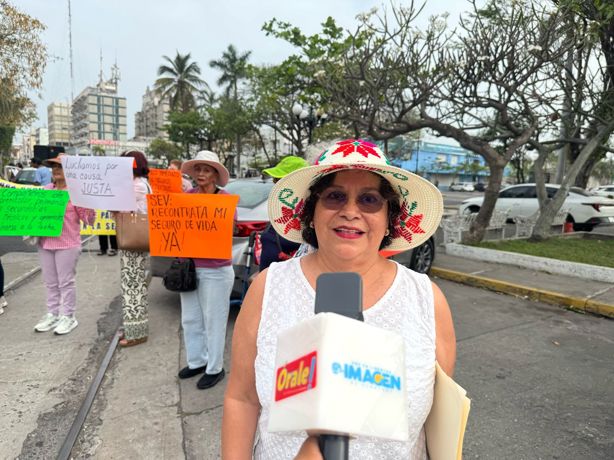 Jubilados y pensionados se manifiestan en  Veracruz; exigen pago de seguro de vida