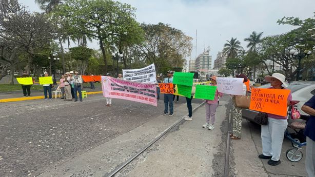 Jubilados y pensionados se manifiestan en  Veracruz; exigen pago de seguro de vida