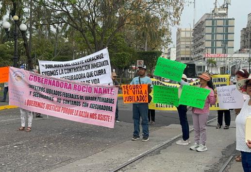 Jubilados y pensionados se manifiestan en  Veracruz; exigen pago de seguro de vida