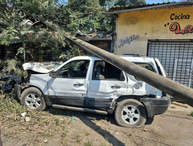 Por ir corriendo, camioneta derriba un poste en la carretera Córdoba-Veracruz