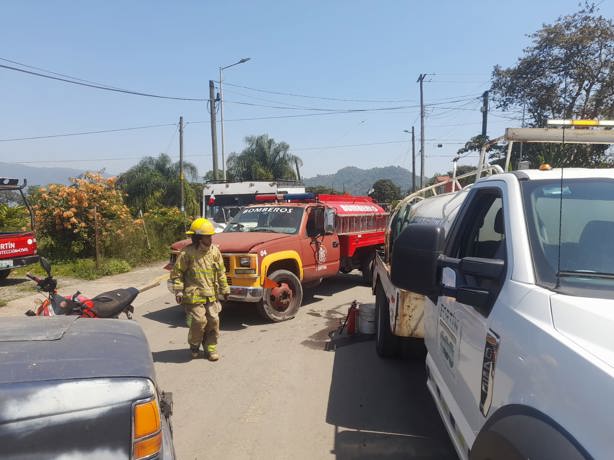 ¡Quedó en cenizas! Arde vehículo dentro de un taller, en Fortín