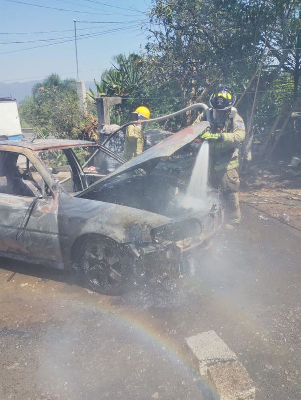 ¡Quedó en cenizas! Arde vehículo dentro de un taller, en Fortín