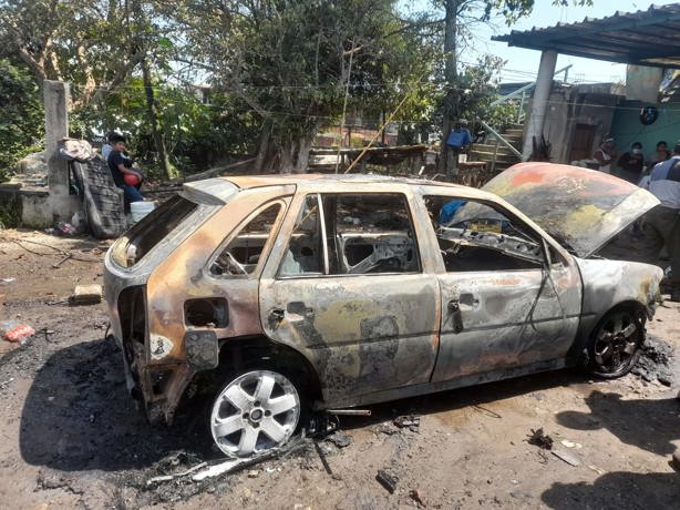 ¡Quedó en cenizas! Arde vehículo dentro de un taller, en Fortín