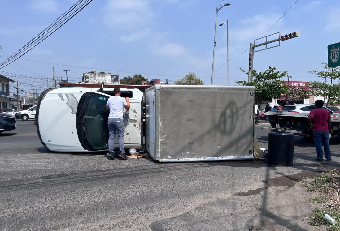 Vuelca camioneta repartidora de garrafones de agua en la colonia Tejería en Veracruz