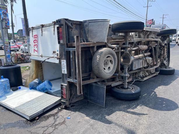 Vuelca camioneta repartidora de garrafones de agua en la colonia Tejería en Veracruz